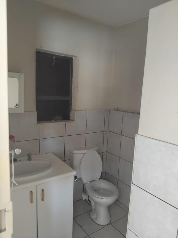 To Let 1 Bedroom Property for Rent in Kannoniers Park North West